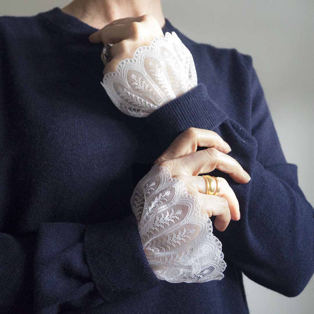 White blouse with detachable lace cuffs for women – versatile outfit detail accessory