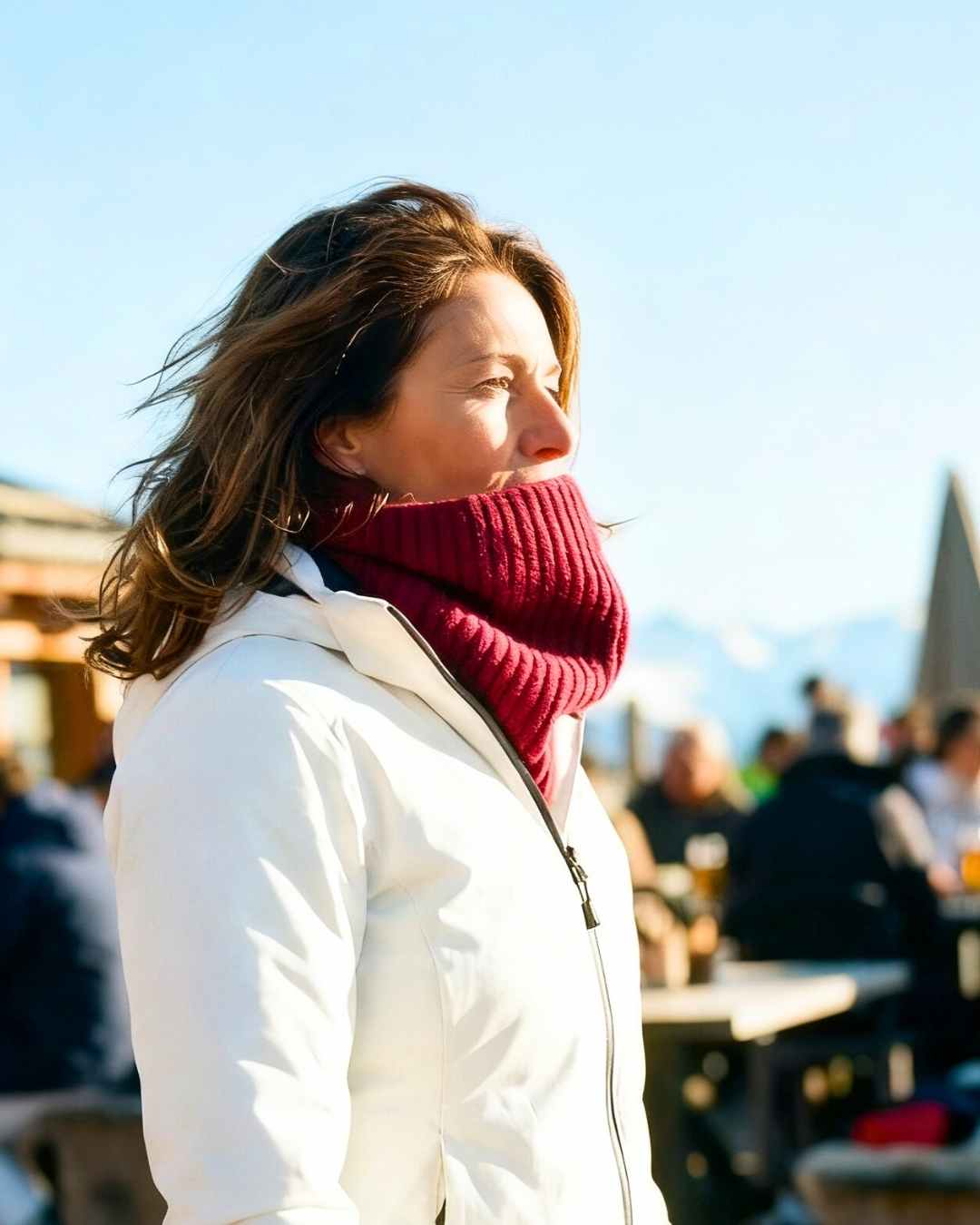 Sustainable Cashmere Ribbed Snood woman skiing